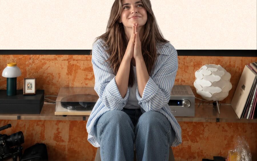 Cliente souriante dans un intérieur chaleureux